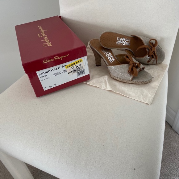 Vintage Salvatore Ferragamo heels!! - Picture 4 of 4